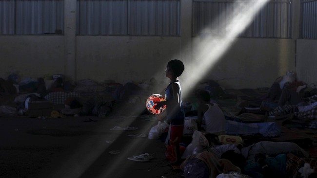 Saat banyak negara menafikan keberadaan Rohingya atas nama kedaulatan negara dan ketahanan sosial, warga Aceh tanpa pikir dua kali menarik Rohingya ke daratan.