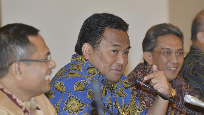 Harga timah sempat menyentuh US$ 13.600 per ton di tahun ini, yang merupakan titik terendah dalam 10 tahun karena berlebihnya pasokan.