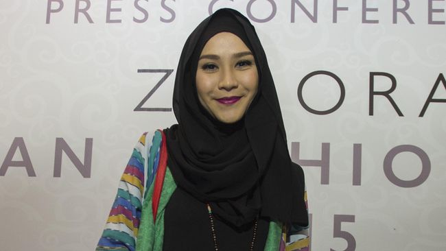 Menjelang bulan suci Ramadan, salah satu hal yang wajib disiapkan oleh perempuan adalah busana Muslim.