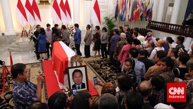 Orangtua Terima Penghargaan Jokowi, Putra Dubes Burhan Bangga