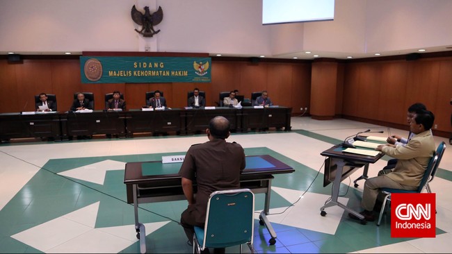 Putusan Majelis Kehormatan Hakim itu dibuat setelah mendengar pengakuan Hakim Hendra Daulay yang mengaku telah berselingkuh.