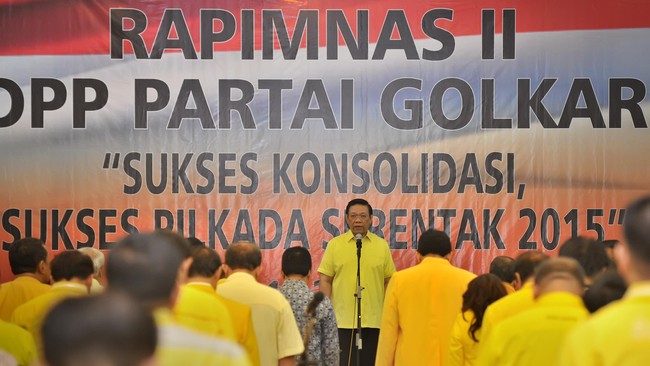Usul Musyawarah Luar Biasa untuk selesaikan konflik internal Golkar ditolak oleh kubu Agung Laksono maupun Aburizal Bakrie. Alasan sama dilontarkan kedua pihak.