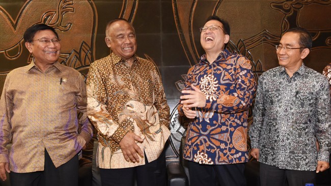 Irman berkarier di Senayan sejak 1999. Ia dua kali duduk sebagai ketua DPD dan sempat berlomba merebut dukungan Partai Demokrat pada pemilihan presiden 2014.