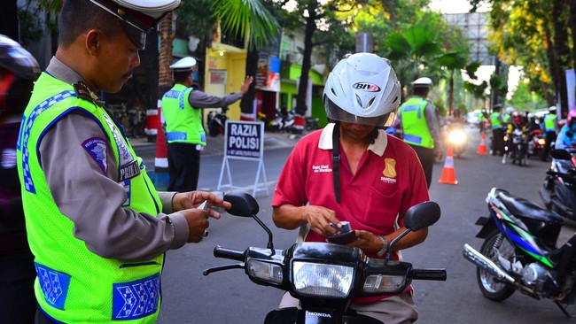 Penghentian razia di jalan untuk mengurangi kontak fisik dalam upaya pencegahan penularan virus corona.