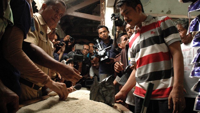 "Plastik polivinil yang digunakan untuk membuat beras itu bahan yang sama untuk membuat pipa paralon," ujar Walikota Bekasi Rahmat Effendi.