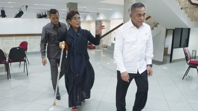 Kementerian Kelautan dan Perikanan serta TNI AL menenggelamkan 44 kapal pelaku illegal fishing pada hari Kebangkitan Nasional.