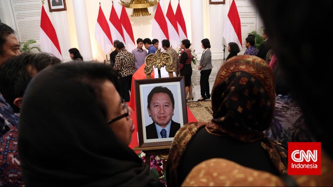 Beasiswa diberikan kepada kedua anaknya hingga jenjang tertinggi. Burhan juga mendapat tanda penghormatan dari pemerintah.
