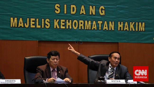 Sophian Martabaya diduga telah melakukan pemalsuan dokumen dan melanggar kode etik dengan melakukan pertemuan dengan pihak berperkara.