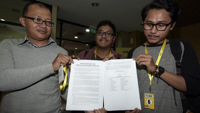 Pakar hukum pidana dari Universitas Padjadjaran Romli Atmasasmita mengadukan dua orang aktivis Indonesia Corruption Watch dan mantan penasehat KPK ke polisi.