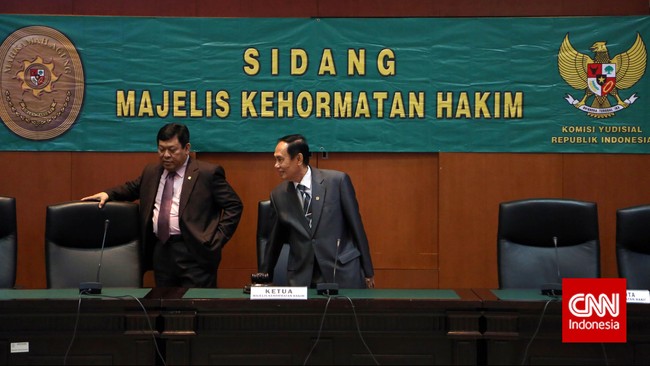 Juru Bicara MA membantah pernyataan Ketua KY. Menurutnya, KY hanya berhak mengusut dugaan pelanggaran etik hakim, bukan urusan teknis yudisial.