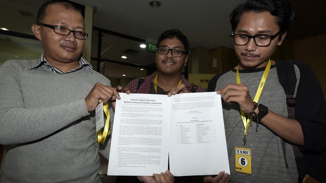 Organisasi antikorupsi, Indonesia Corruption Watch meminta pakar hukum pidana dari Universitas Padjadjaran Romli Atmasasmita mengklarifikasi tuduhannya.