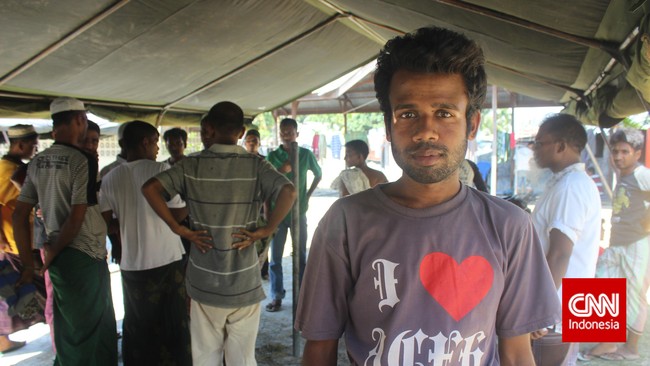 Tempat penampungan darurat para pengungsi Rohingya di Aceh menjadi pusat keramaian, banyak warga Aceh yang datang untuk berinteraksi dengan mereka.