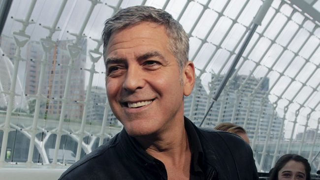 Masyarakat sekitar rumah Clooney merasa tindakan sang aktor itu berlebihan, akan merusak pemandangan dan aturan tentang konservasi alam.