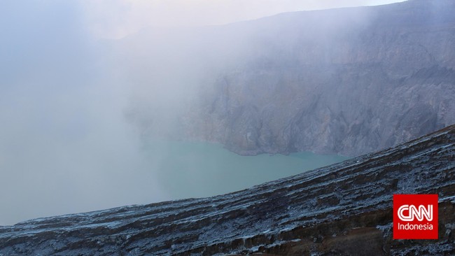 PVMBG menyatakan gas beracun dari kawah Gunung Ijen muncul karena ada perbedaan temperatur di atas dan bawah permukaan gunung.