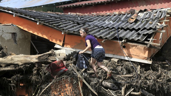 Pihak milter Kolombia menyatakan, setidaknya 254 orang meninggal dan sekitar 400 lainnya terluka, setelah hujan lebat mengirim lumpur ke kota.