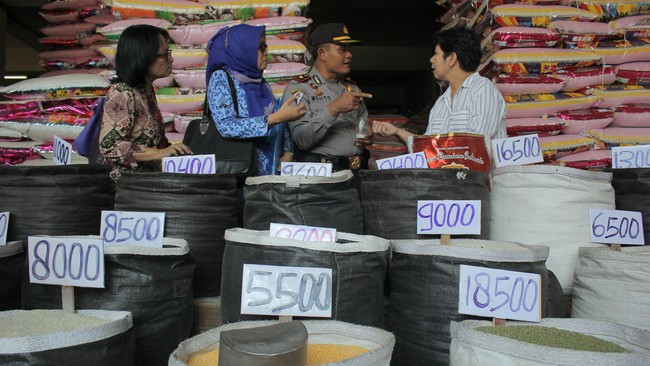 Penjual beras justru mengalami kerugian jika barang dagangannya dicampur plastik. Sekarang saja, omzet mereka sudah menurun karena kehilangan kepercayaan.