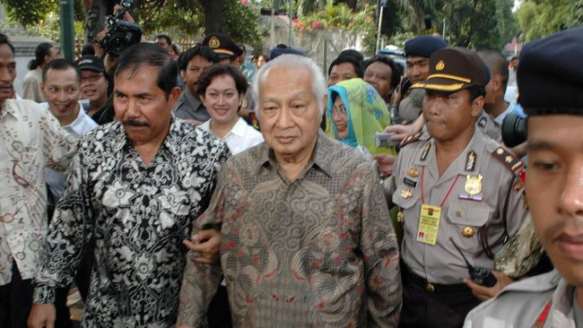 Soeharto awalnya tak senang dengan Islam, namun perlahan mendekati kelompok tersebut demi kekuasaannya. Salah satunya membentuk organisasi bernama ICMI.