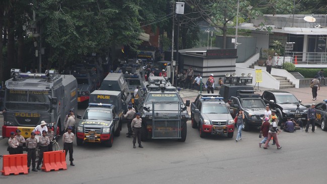 Hanya terlihat beberapa buruh dari Federasi Serikat Pekerja Metal Indonesia yang sudah tiba di Bundaran HI.