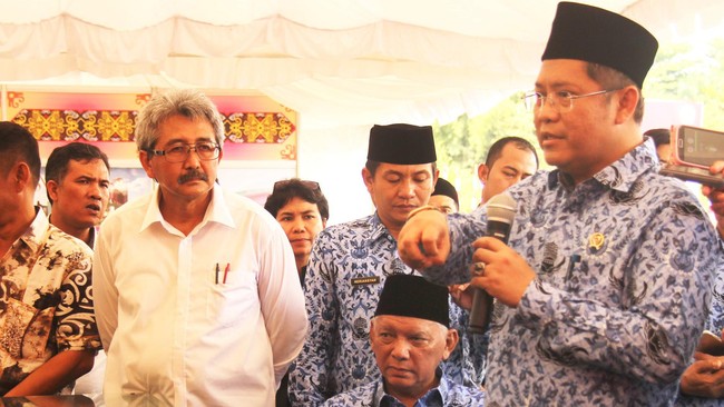 Menkominfo Rudiantara mengingatkan beban besar yang bakal ditanggung operator bila memberikan akses internet gratis.