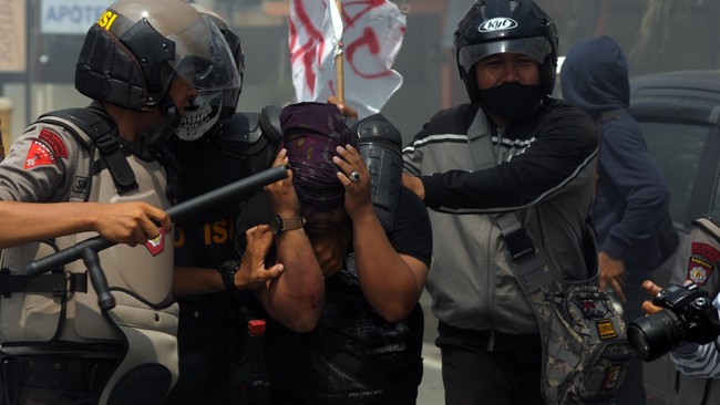Kapolri mengarahkan media agar menayangkan kegiatan kepolisian yang tegas namun humanis, bukan kegiatan aparat yang menampilkan arogansi dan kekerasan.