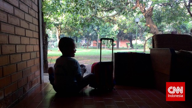 Satu hal yang paling ditakuti oleh Mama Regina, perempuan asal Flores, adalah ketika tiba saatnya mengungkapkan orang tua kandung kepada anak-anak asuhnya.