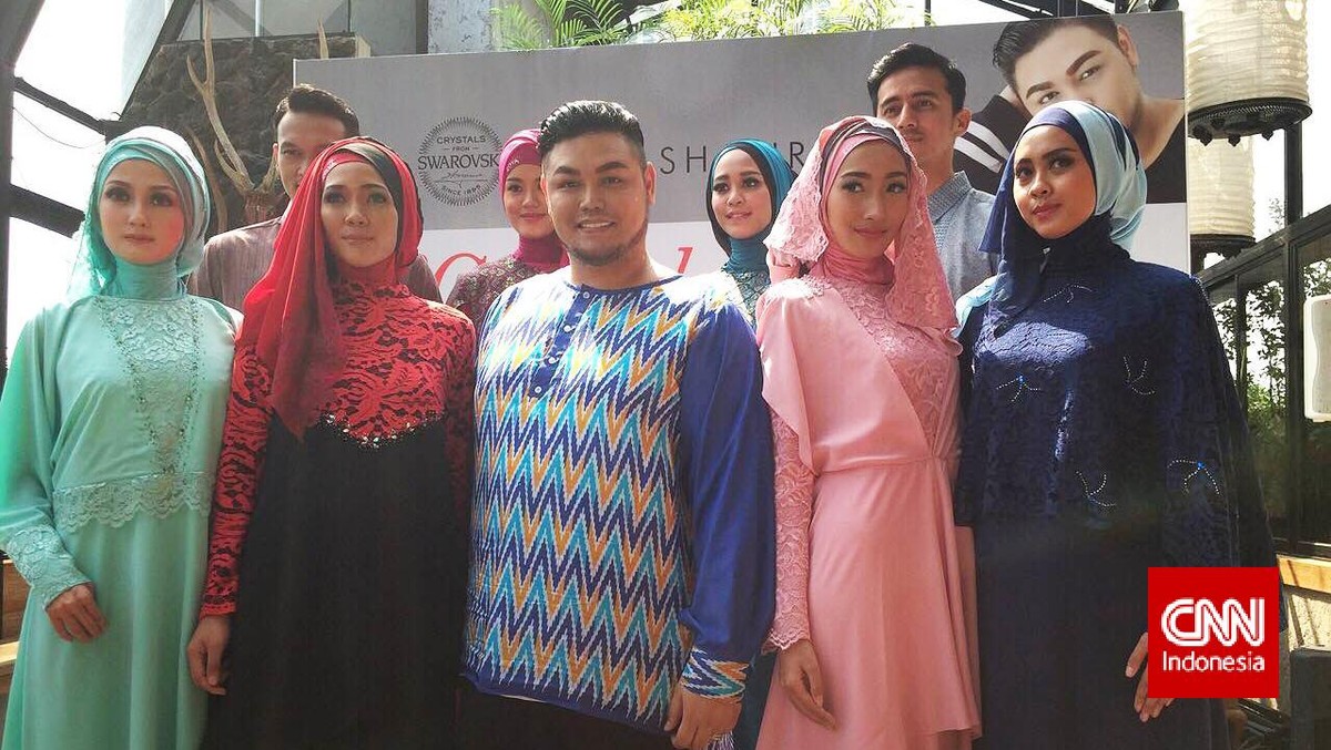 Busana Muslim Ivan Gunawan yang Bertabur Swarovski