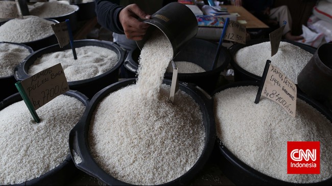 Perum Bulog mendapat tugas dari pemerintah untuk menggelontorkan cadangan beras sebesar 200 ribu ton ke pasar.