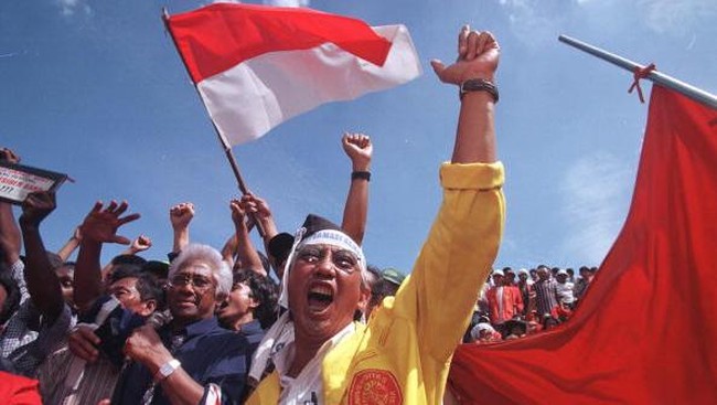 Jelang Soeharto jatuh seluruh Jakarta dikuasai ABRI, kecuali gedung DPR/MPR yang dikuasai oleh ribuan mahasiswa yang menuntut Soerhato mundur.