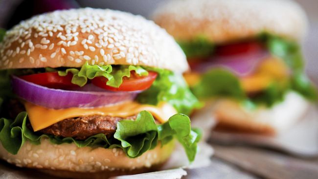 Sam Smith mengganti namanya menjadi Bacon Double Cheeseburger. Sang tunangan pun nyaris membatalkan rencana pernikahan mereka.