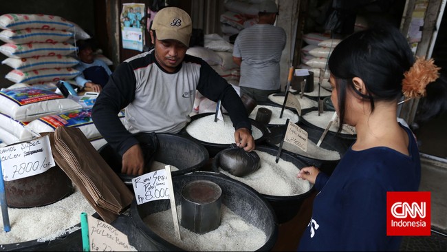 Kepala Pasar Induk Cipinang tak habis pikir ada pedagang yang mau menjual beras plastik, sebab efek jangka panjangnya bakal merugi: pelanggan lari semua.