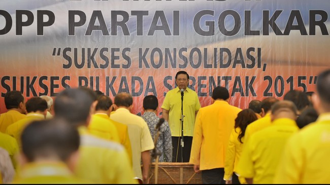 Kubu Agung Laksono menilai PKPU bertentangan dengan UU Pilkada yang mana KPU tidak berwenang melakukan islah dan memutuskan kasus hukum telah inkrah.