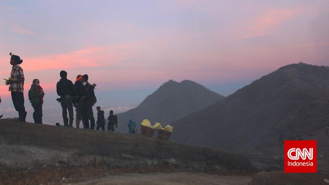 Wisatawan dan para penambang tidak diperbolehkan mendekati radius 1 kilometer dari bibir Kawah Ijen yang baru saja menyemburkan gas beracun.