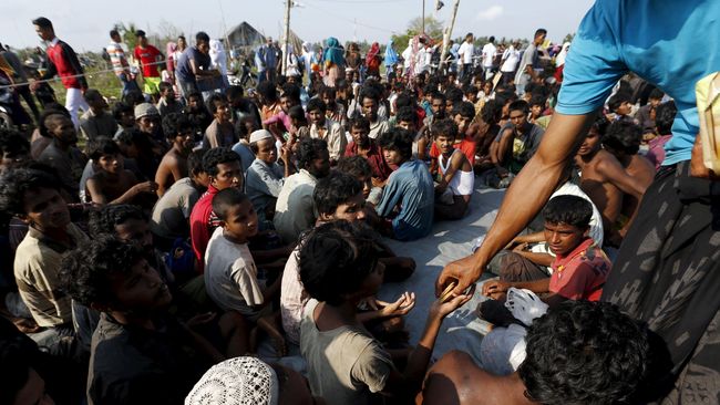 Demi Makanan, Pengungsi Saling Bunuh di Laut Berbulan-bulan terkatung di laut tanpa makanan dan minuman serta kepastian, konflik menjadi hal lumrah di atas kapal pengungsi, bisa hingga saling bunuh.