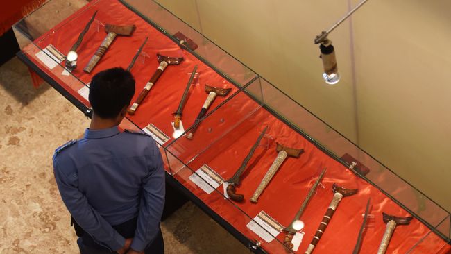 Senjata Tradisional yang Digilas Modernisasi