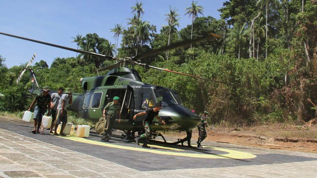 Pangdam tiba di rumah duka pada Minggu malam pukul 23.55 WITA mengendarai Mitsubishi Pajero dari Bandara Mutiara Palu dengan pakaian dinas TNI.