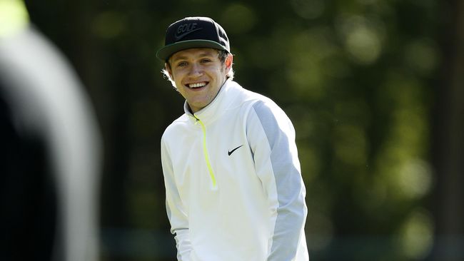 Niall Horan dikabarkan telah menandatangani kontrak dengan Universal Music, padahal Syco label milik Cowell juga sedang 'memprospeknya.'
