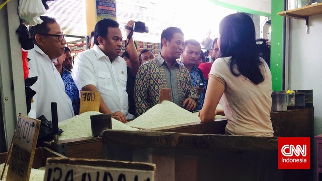 "Cara paling mudah untuk tahu beras itu asli atau plastik ya dengan cara dibakar. Kalau meleleh, itu plastik," kata Menteri Perdagangan Rachmat Gobel.