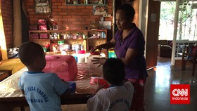 Mama Regina dan Kehidupan Anak Telantar di Penampungan