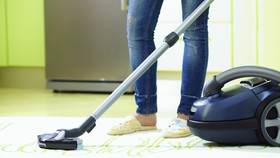 Bedanya Pria dan Wanita Pilih Pekerjaan Rumah Saat ART Mudik