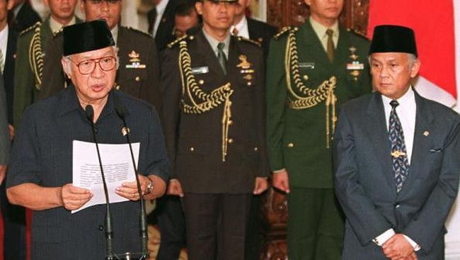 Undurkan Diri Soeharto Berjalan Santai Tinggalkan Istana