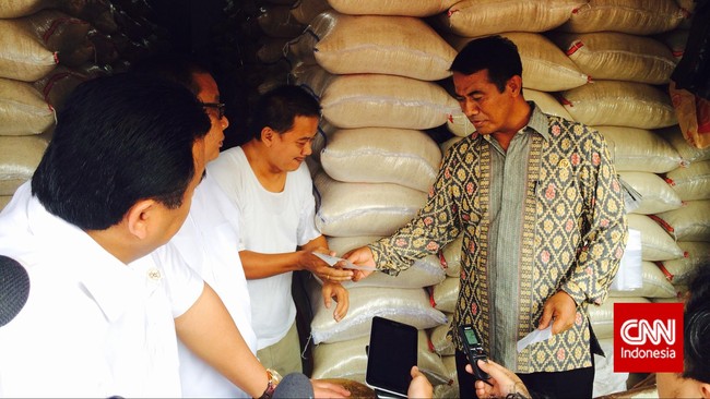 Beras plastik punya ciri-ciri khusus: bertekstur lebih kenyal dan berwarna bening. Berbeda dengan beras asli yang memiliki bintik putih susu di tengah.