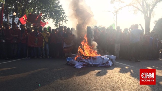 Asap membubung ke langit di atas Istana Merdeka sementara polisi memperketat pengamanan dengan mengepung sejumlah titik lokasi dari arah timur dan depan Istana.