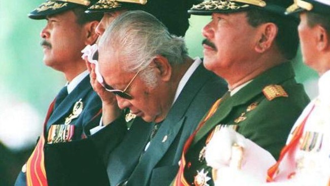 Bukan lawan politik atau kudeta militer yang menjatuhkan Soeharto dari singgasana kepresidenannya pada hari ini 17 tahun yang lalu, namun ekonomi.