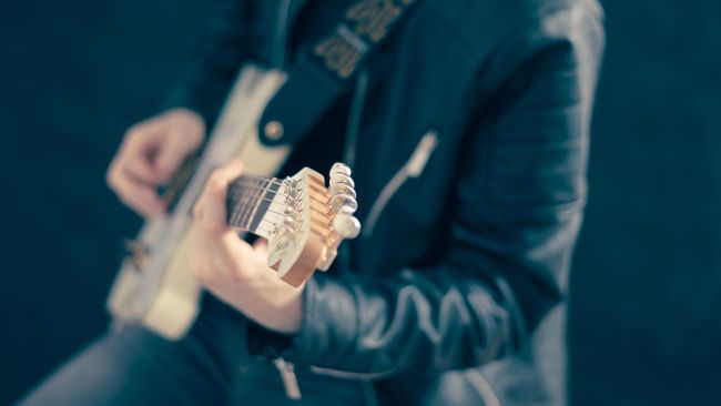 Tak hanya sebatas menguasai permainan tangga nada, gitaris juga harus memiliki perilaku baik agar kariernya bertahan lama.