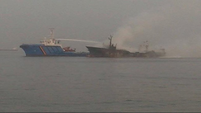 Mereka di tampung oleh MV SETA yang kini berada satu mil dari daratan di Perairan Luanda, Angola, tanpa dokumen apapun karena terbakar.