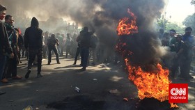 Pengunjuk Rasa Bakar Ban di Depan Istana