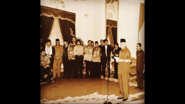 Bom disebar di seputar akses menuju Istana. Militer bertindak jika saat itu Soeharto akan dijatuhkan dari kekuasaan, dan bukan mengundurkan diri.