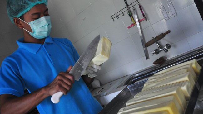 Dengan semakin banyak tenaga kerja yang diserap industri manufaktur, maka pendapatan penduduk akan naik dibandingkan hanya menjadi buruh tani.