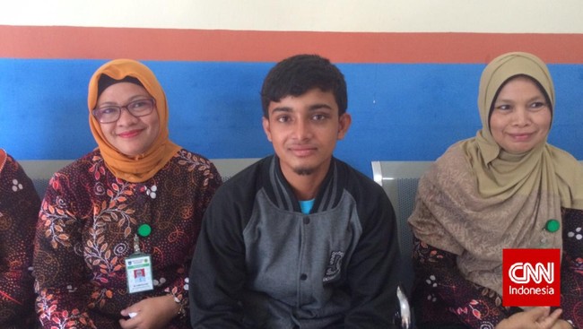Hassan meninggalkan kamp pengungsi Rohingya di Bangladesh dan terdampar di Aceh. Jadi satu-satunya yang bisa bahasa Inggris, ia diandalkan dokter dan relawan.