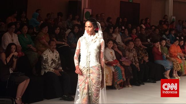 Kebaya dengan taburan payet mungkin sudah biasa ditemukan. Namun, kebaya dihiasi mutiara yang menjuntai di sekujur tubuh mungkin masih asing dan unik di mata.